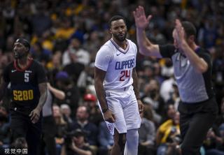 更展现了足 更展现了足